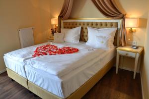 Postel nebo postele na pokoji v ubytování Burghotel Staufenberg