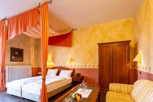 Postel nebo postele na pokoji v ubytování Burghotel Staufenberg