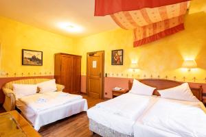 Postel nebo postele na pokoji v ubytování Burghotel Staufenberg