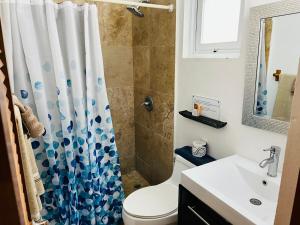 Ένα μπάνιο στο Serenity Rincon Guesthouse