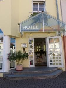 un hôtel avec un panneau à l'avant d'un bâtiment dans l'établissement Hotel am Theater, à Schwetzingen