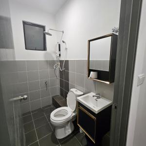帕帕尔B3A-5 Suites的配有马桶、水槽和镜子的浴室