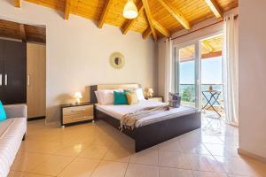 une chambre avec un grand lit et une grande fenêtre dans l'établissement Potam'Sea Bliss 38- Beach Front, Sun Beds & Parking, à Himarë