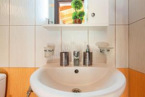 une salle de bain avec un lavabo blanc et des toilettes dans l'établissement Potam'Sea Bliss 38- Beach Front, Sun Beds & Parking, à Himarë 29 autres photos