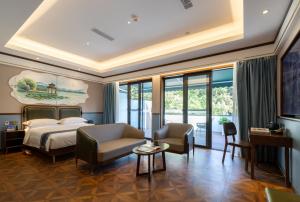 a hotel room with a bed and a couch at Nost algia S Hotel Hangzhou West Lake & Lingyin Temple 时光漫步S酒店杭州西湖店 Free laundry service, Free fresh ground coffee in Hangzhou