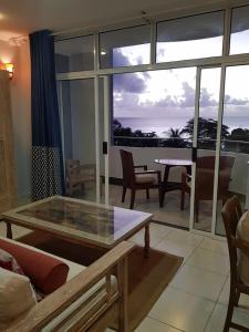 Posezení v ubytování Beau Vallon Studios - Apartments Vacation Rentals