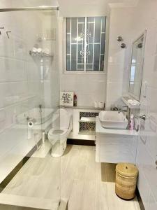Koupelna v ubytování Beau Vallon Studios - Apartments Vacation Rentals + 15 fotografií
