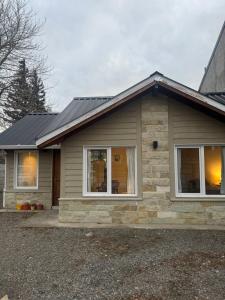 埃斯克尔Casa Arroyo - Esquel的灰色屋顶和窗户的房子