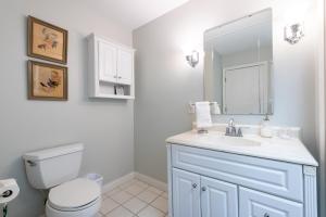 O baie la 2 Living Rooms Close 2 Shopping & Restaurants +23 fotografii