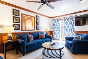 O zonă de relaxare la 2 Living Rooms Close 2 Shopping & Restaurants