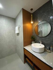 Ένα μπάνιο στο 2 Bedroom condo at La Fayette Megaworld