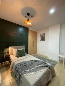 Ένα ή περισσότερα κρεβάτια σε δωμάτιο στο 2 Bedroom condo at La Fayette Megaworld