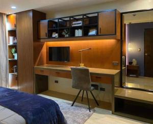 Μια τηλεόραση ή/και κέντρο ψυχαγωγίας στο 2 Bedroom condo at La Fayette Megaworld +3 φωτογραφίες