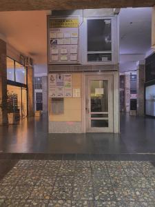 Sarmiento B1 في سان فرناندو ديل فالي دي كاتاماركا: مبنى فيه باب وسط الغرفة