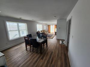 Posezení v ubytování Stunning new apartment on the beach block