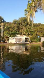 a house sitting on top of a body of water at Sonho do Mar - Ilha do Teixeira in Antonina