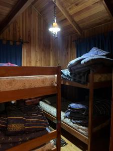 a room with two bunk beds in a cabin at Cabaña en Villa Los Leones in Pinto