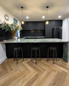 Kuchyň nebo kuchyňský kout v ubytování Stunning Townhouse - 10 min to CBD