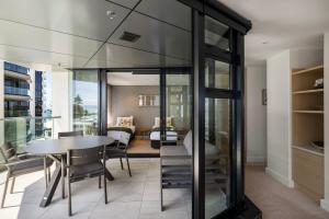 Χώρος καθιστικού στο Luxury Ocean & Harbour Views - Heated Pool, Main Beach & Gym