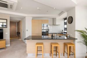 Η κουζίνα ή μικρή κουζίνα στο Luxury Ocean & Harbour Views - Heated Pool, Main Beach & Gym +27 φωτογραφίες