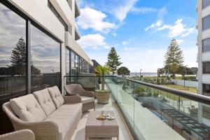 Χώρος καθιστικού στο Marvelous Downtown Apartment Moments from Main Beach with Heated Pool, Gym and Parking