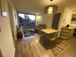 a living room with a table and a couch at Depto Aromo 2D 1B factura empresas in Concepción