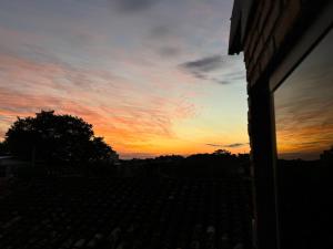 un tramonto si vede attraverso una finestra di una casa di Casa Privada con Piscina y Parking Gratis en Asunción ad Asunción