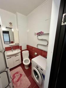 a bathroom with a toilet and a sink at Двухкомнатная квартира в ЖК Жана Алем in Atyraū