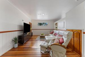 Gallery image of Sandy Feet Retreat - Waterfront - 4BR - Smart TV - WiFi in Toogoom