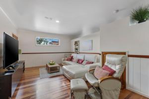 Gallery image of Sandy Feet Retreat - Waterfront - 4BR - Smart TV - WiFi in Toogoom