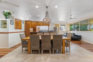 Gallery image of Sandy Feet Retreat - Waterfront - 4BR - Smart TV - WiFi in Toogoom