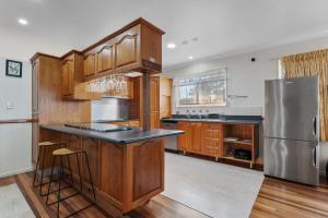 Gallery image of Sandy Feet Retreat - Waterfront - 4BR - Smart TV - WiFi in Toogoom +24 photos