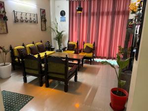 una sala da pranzo con tavolo e sedie di Yb home a Sonipat