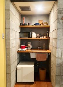 eine kleine Küche mit Theke und Spüle in der Unterkunft The Moon Room in Kyoto