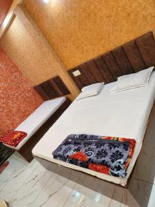 Postel nebo postele na pokoji v ubytování Kumkum gest house