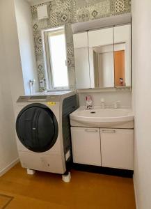 白马村HAKUBA House LuckyStar5 next to shuttle bus station ,711 ,restaurants Modern Chalet的一间带电视和水槽的小浴室