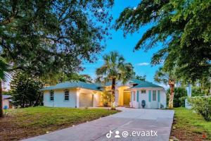 ein weißes Haus mit Palmen und einer Auffahrt in der Unterkunft Florida Beach Villa Heated Pool in Nokomis