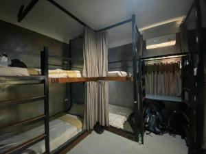 Katil dua tingkat atau katil-katil dua tingkat dalam bilik di Pai My Way Hostel