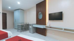 TV a/nebo společenská místnost v ubytování RedDoorz at Happy Stay Apartelle