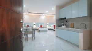 Kuchyň nebo kuchyňský kout v ubytování RedDoorz at Happy Stay Apartelle