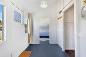 Katil atau katil-katil dalam bilik di Cosy Queensland Charm - A Family, Friendly Cottage