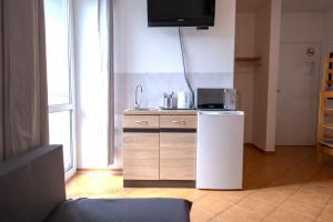 Apartamenty i Pokoje Tornado的厨房或小厨房