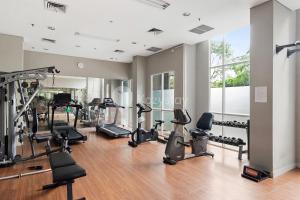 ein Fitnessstudio mit Laufbändern und Crosstrainern in der Unterkunft Mukava by Kozystay - Grogol in Jakarta
