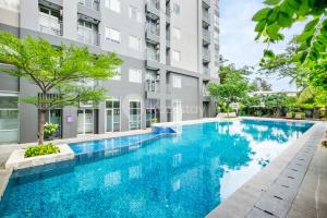 ein Schwimmbad vor einem Gebäude in der Unterkunft Mukava by Kozystay - Grogol in Jakarta