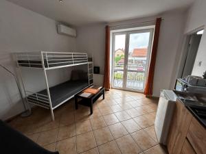 Apartamenty i Pokoje Tornado的厨房或小厨房
