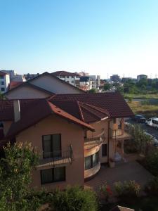 a house with a balcony and a parking lot at SYS Apartament in Constanţa