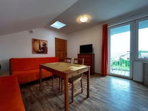 Apartamenty i Pokoje Tornado的电视和/或娱乐中心