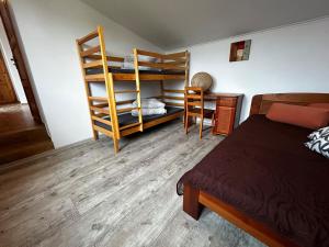 Apartamenty i Pokoje Tornado客房内的一张或多张床位