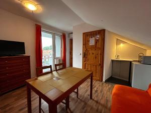 Apartamenty i Pokoje Tornado的厨房或小厨房