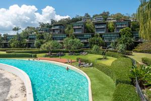 ハミルトン島にあるYacht Club Villa 6 On Hamilton Island - oceanviews, 2 x buggies & valet serviceのリゾート正面のスイミングプール